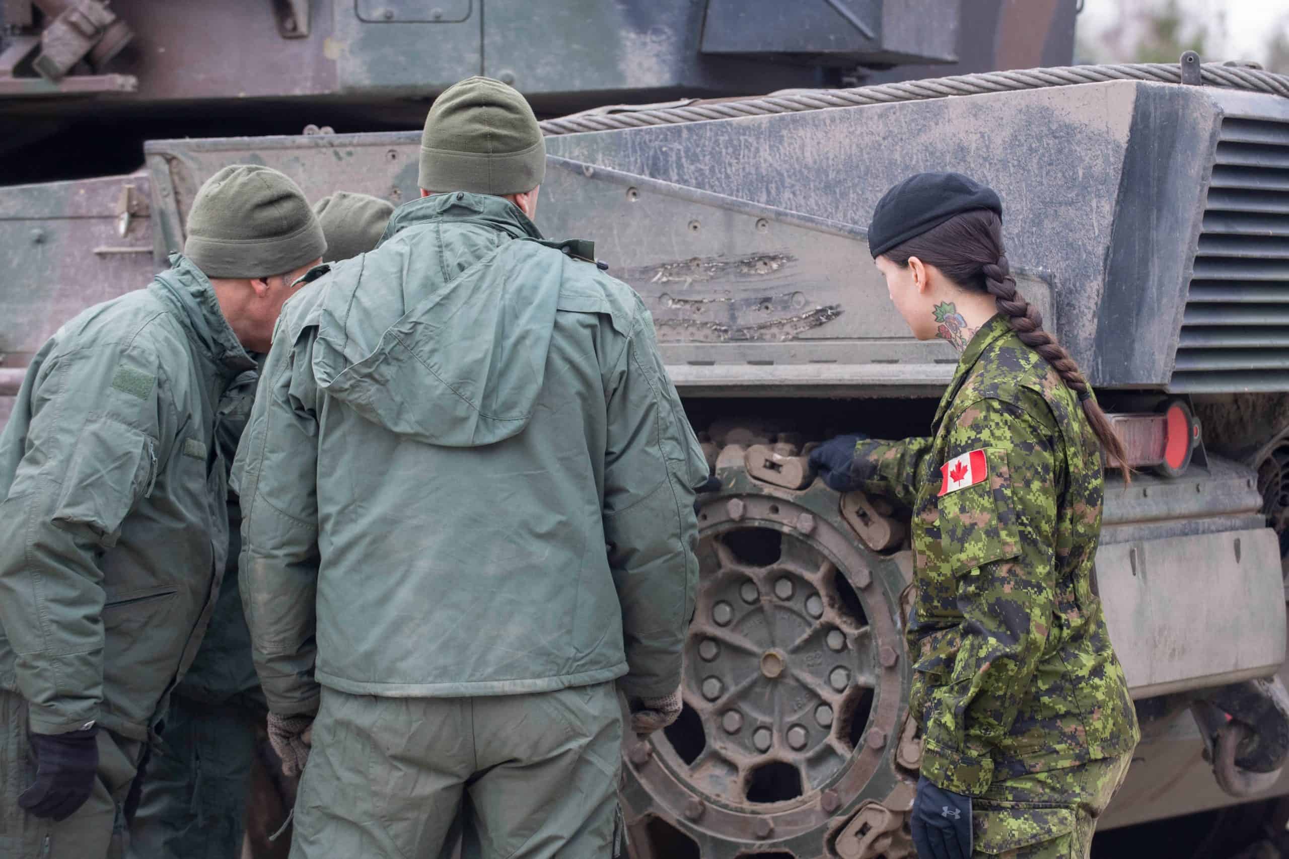 Канадські інструктори навчають українських військових експлуатації танків Leopard 2A4, Польща, 20 лютого 2023 Фото: ЗС Канади