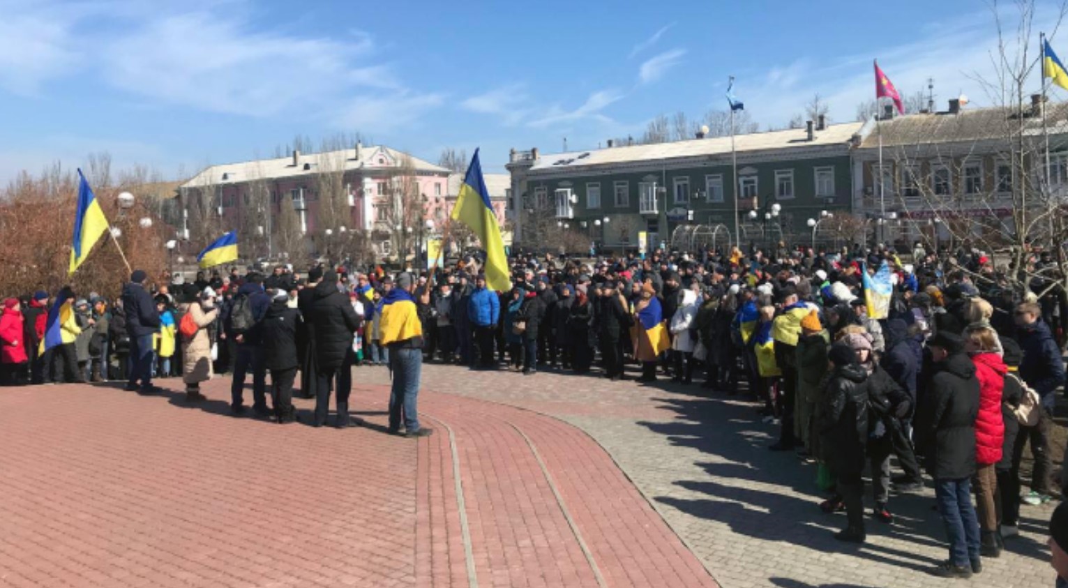 Мешканці Бердянську проводять акцію в підтримку України у березні 2022 року. Кадр з відео з соцмереж