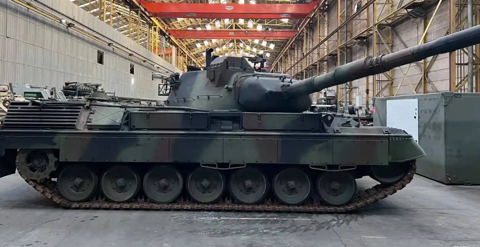 Німецький танк Leopard 1 в ангарі компанії OIP Land Systems. Січень 2023. Бельгія. Фото: theguardian