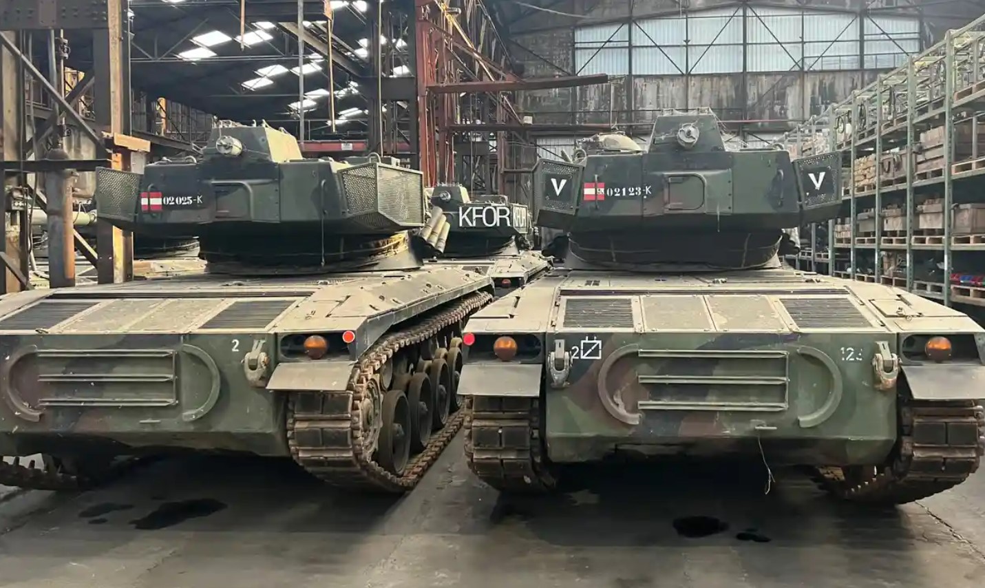 Австрійські легкі танки SK-105 в ангарі компанії OIP Land Systems. Січень 2023. Бельгія. Фото: theguardian