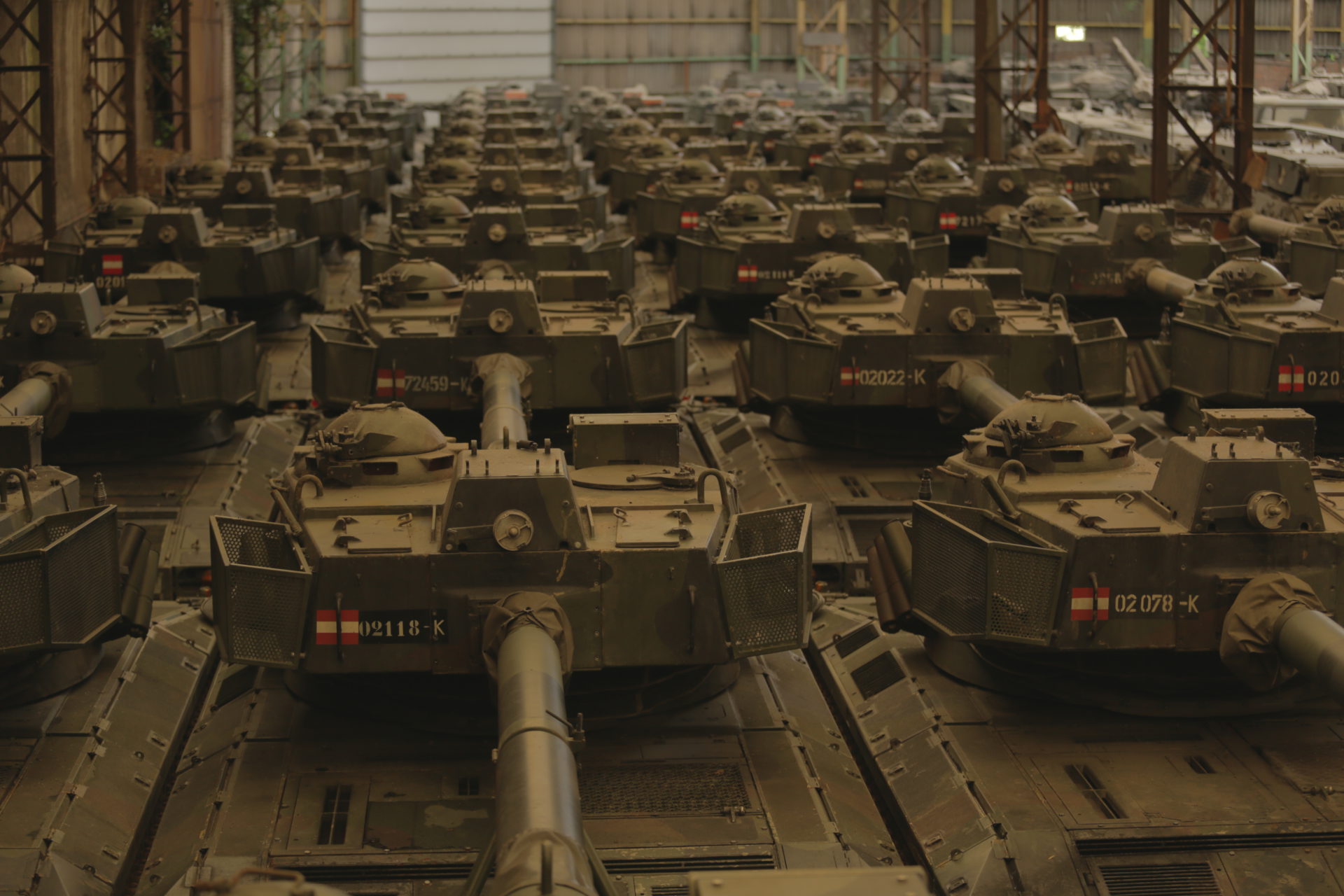 Австрійські легкі танки SK-105 в ангарі компанії OIP Land Systems. Фото компанії