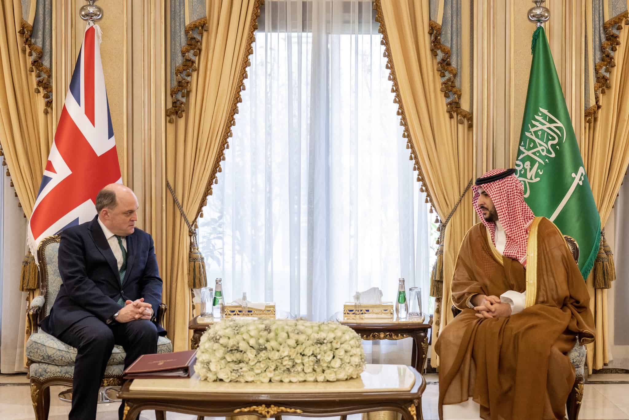 Міністр оборони Великої Британії Бен Уоллес та міністр оборони Саудівської Аравії Халід бін Салман під час зустрічі, березень 2023