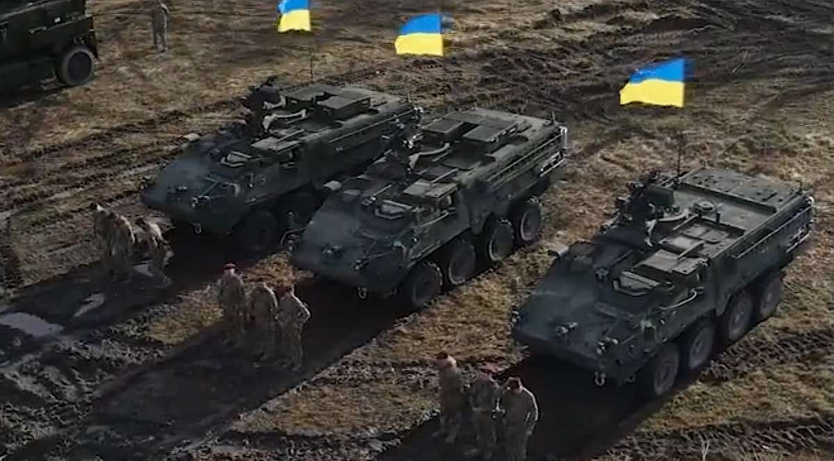 Бронемашини Stryker з бойовими модулями M151 Protector українських військових. Березень 2023. Кадр з відео Олексія Резнікова