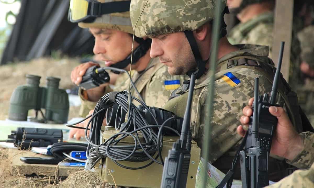 Українські військові та пристрої для зв'язку. Фото: Міноборони України