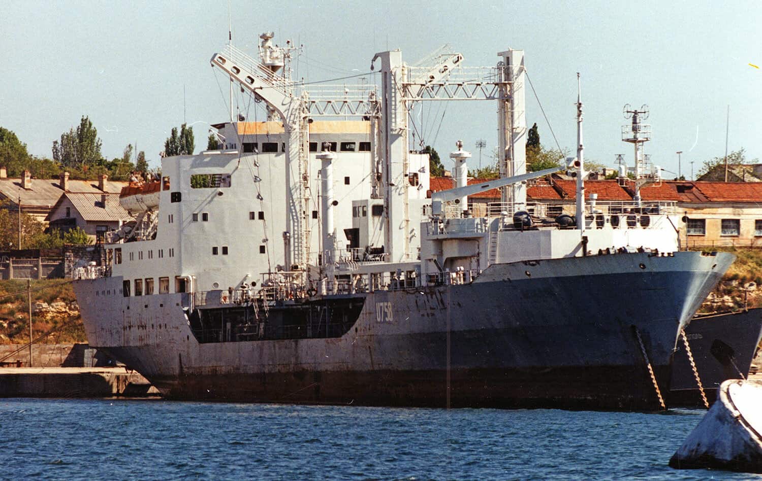 U758 "Керч" в Севастопольській бухті. Травень 2000 року