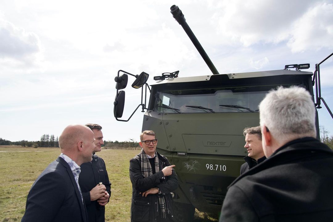 Трольс Лунд Пульсен на фоні артилерійської системи CAESAR 8х8, яка буде передана українським війьскових від Данії. Квітень 2023. Данія. Фото: Міноборони Данії