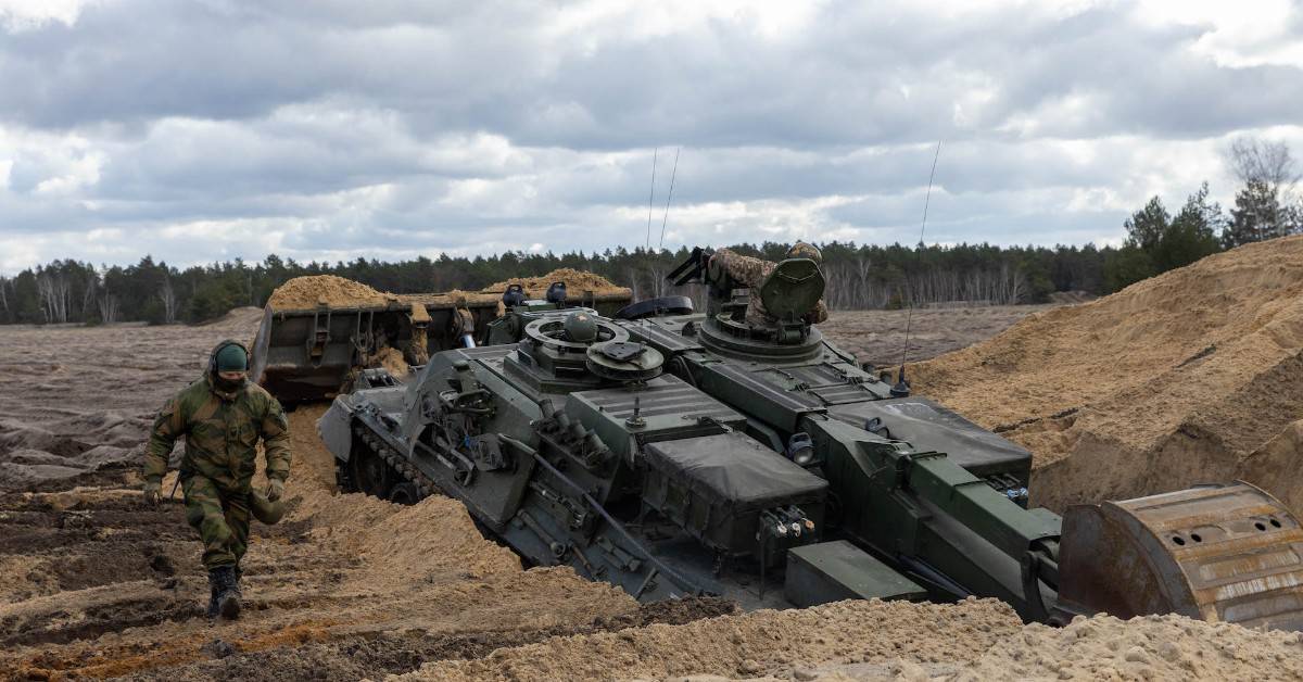 Інженерні машини NM189 Ingeniorpanservogn українських військових у Польщі. Квітень 2023. Фото: Міноборони Норвегії