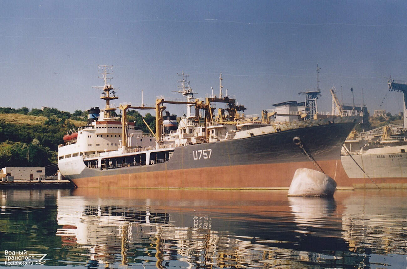 U757 "Макіївка" в Севастополі. 2000-й рік