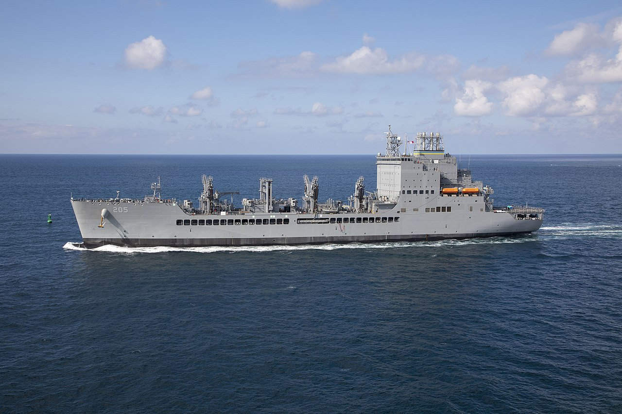Сучасний військовий морський танкер USNS John Lewis (T-AO-205) Флоту США. 2022 рік