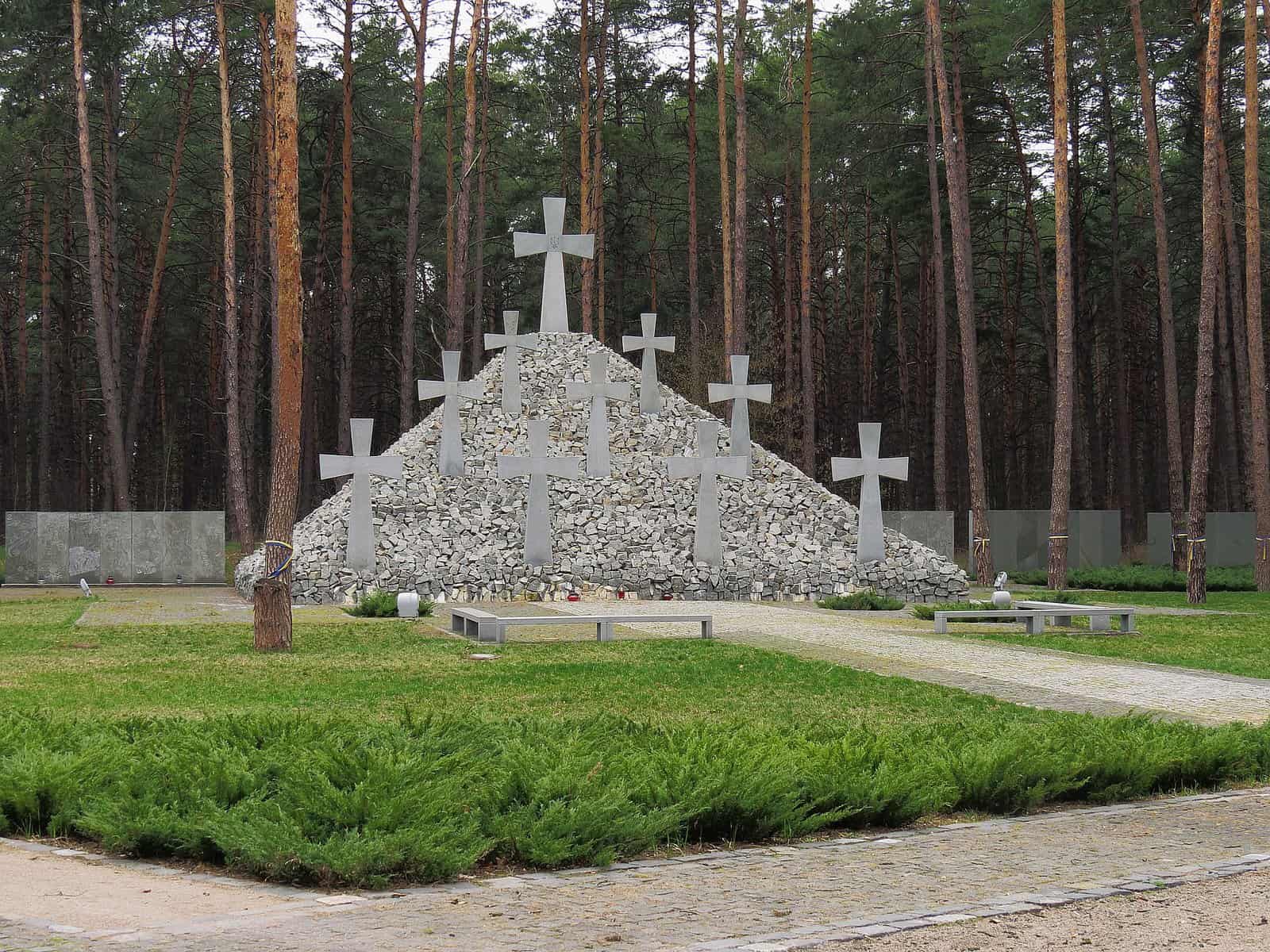Національний історико-меморіальний заповідник "Биківнянські могили" Фото з відкритих джерел