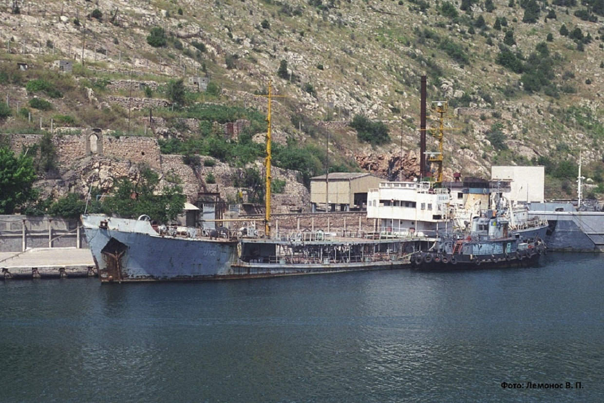 U756 "Судак" в Балаклавській бухті, Крим. 6 липня 2001 року