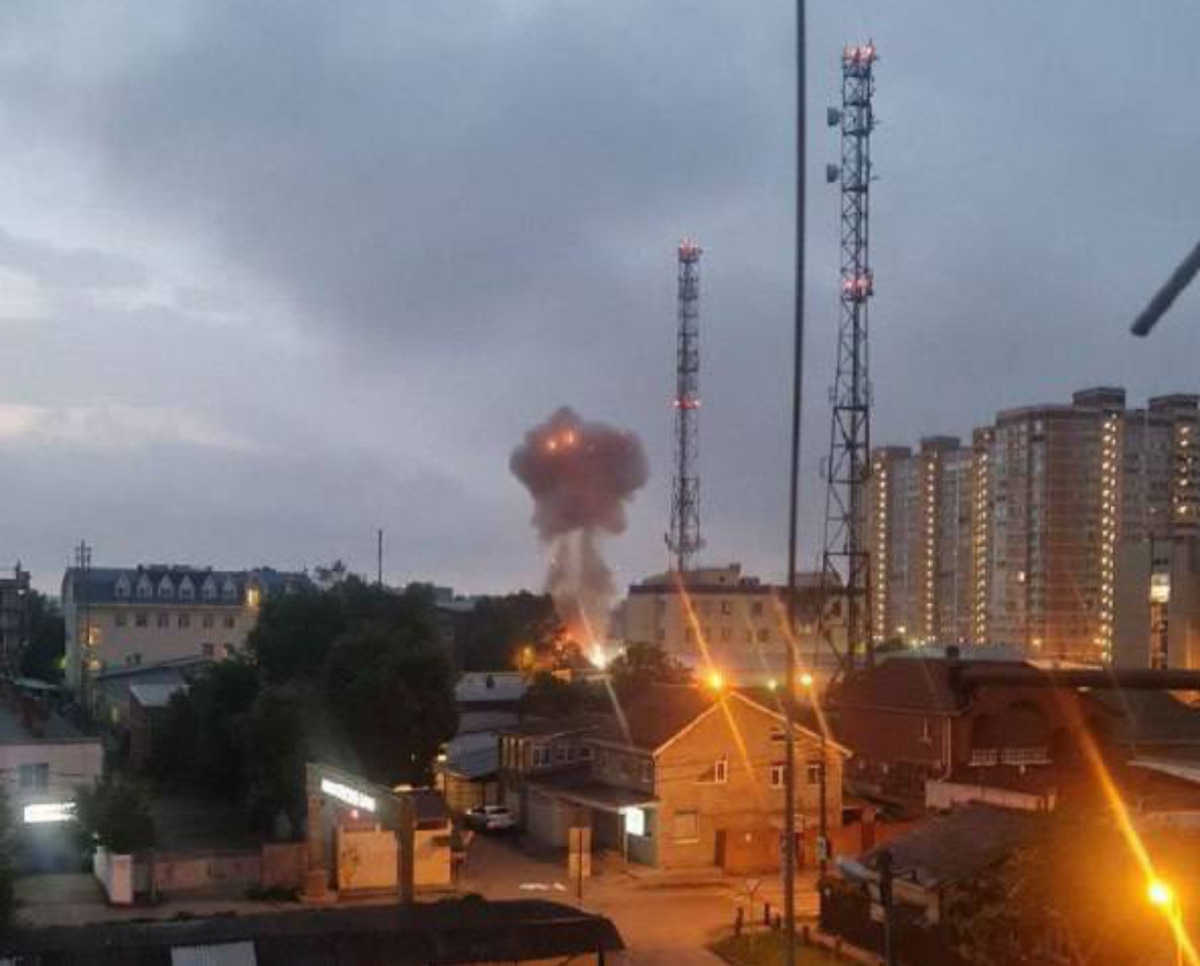 Татарстан дрон взрыв. Взрыв здания. Взрыв в Краснодаре 2023. Взрыв в центре Краснодара. Над городом.