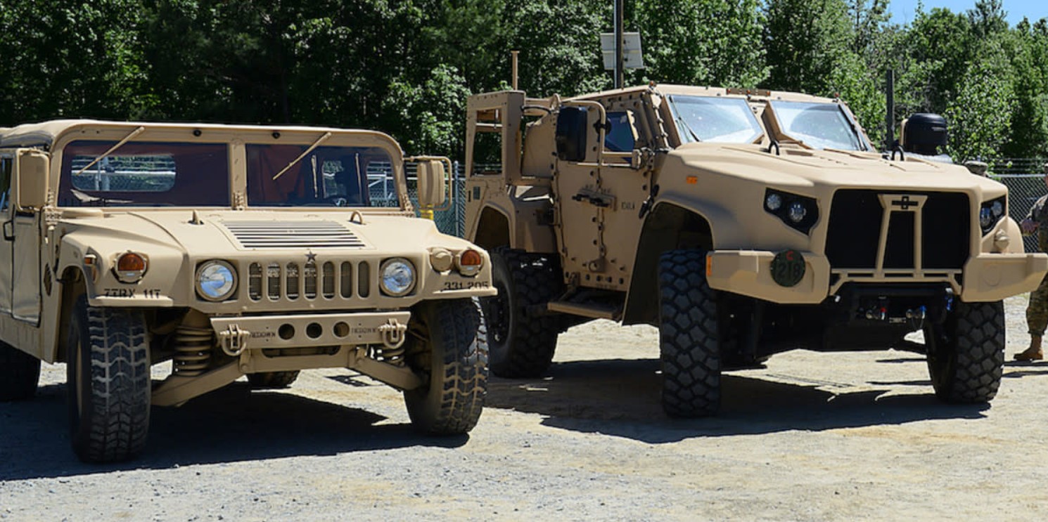 Армійський позашляховик HMMWV (зліва) та бронемашина JLTV армії США. Фото з відкритих джерел.