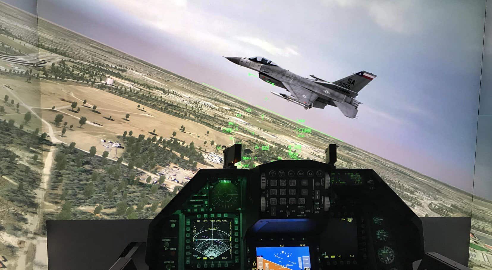 Тренажер для підготовки льотчиків на F-16 Повітряних сил США. Фото: mvrsimulation.com