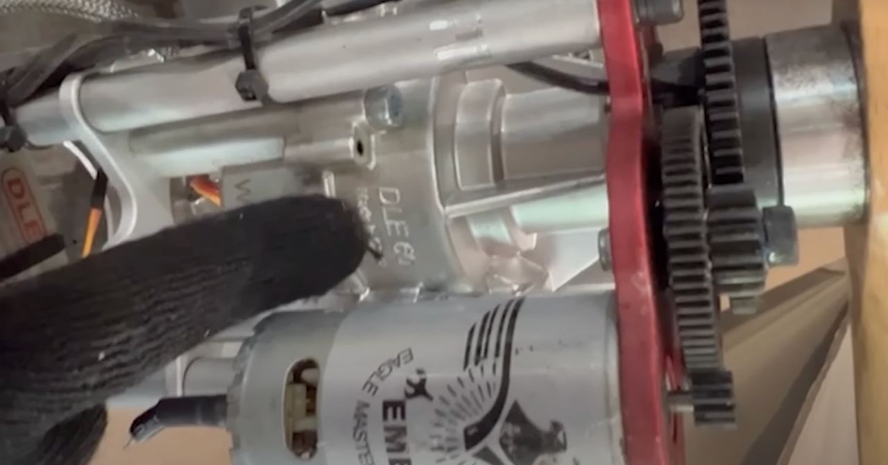 Мотор DLE-60. Кадр з відео Павла Кащука