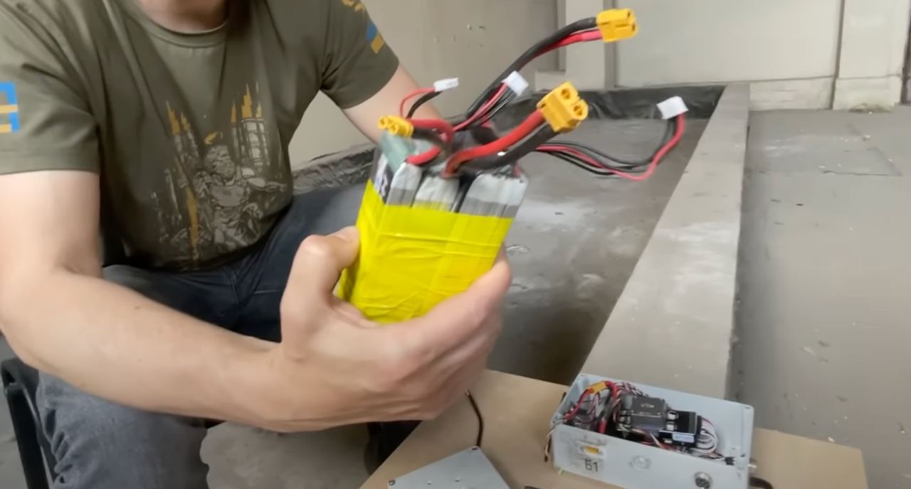 Батареї, які використовуються для живлення елементної бази дрона. Кадр з відео Павла Кащука
