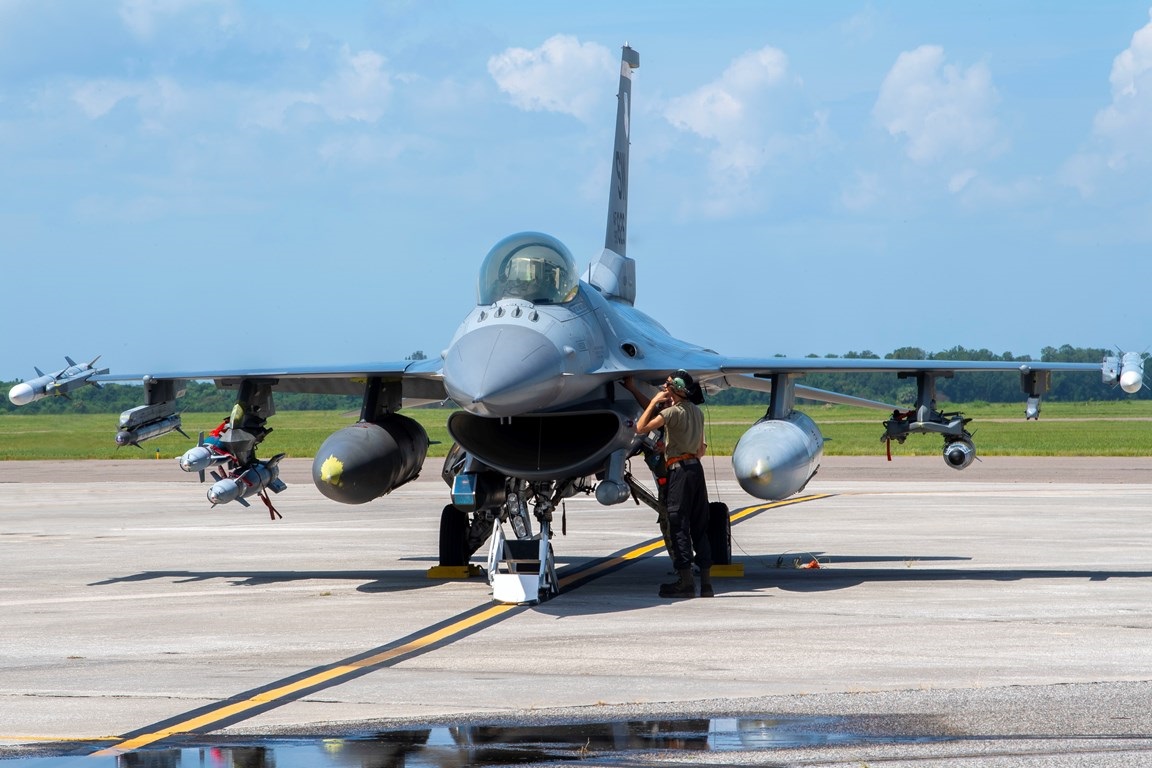 Обслуговування винищувача F-16 Повітряних сил США. 2021 рік. Фото: macdill.af.mil