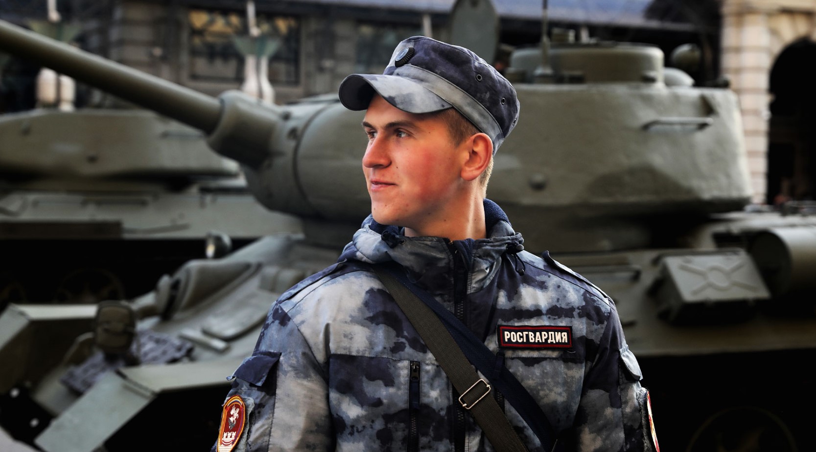 Російський боець «Росгвардії» на фоні танка. Фото: ЗМІ РФ