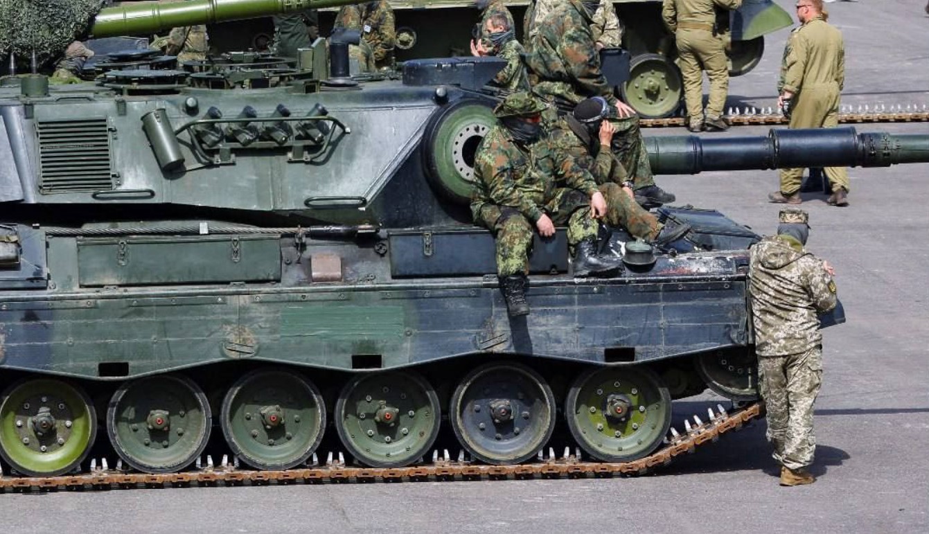 Українські військові під час навчання на танках Leopard 1 у Німеччині, 5 травня 2023 року. Фото: Reuters.