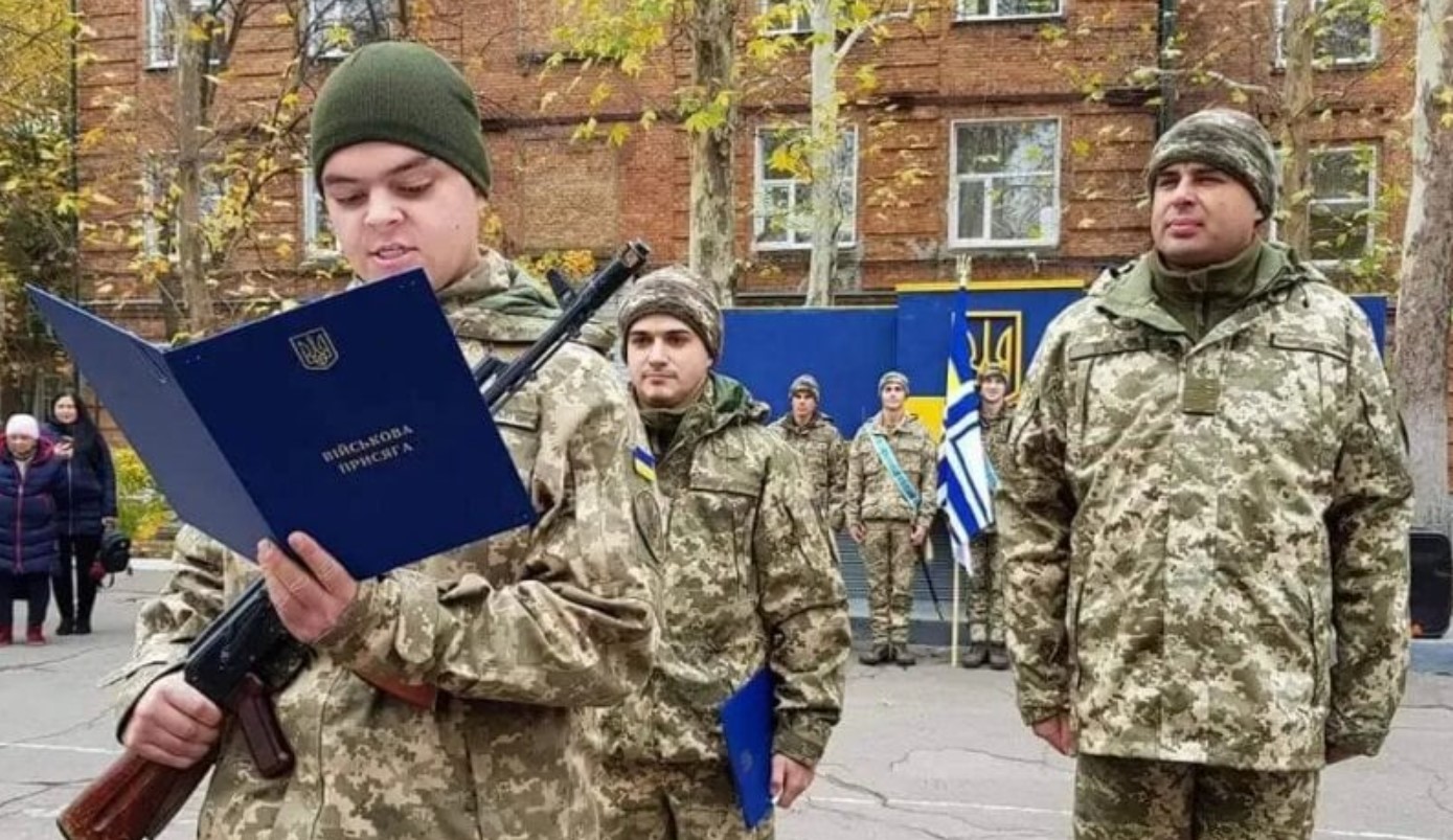 Ейден Еслін приймає присягу в Україні. Фото: cossackgundi
