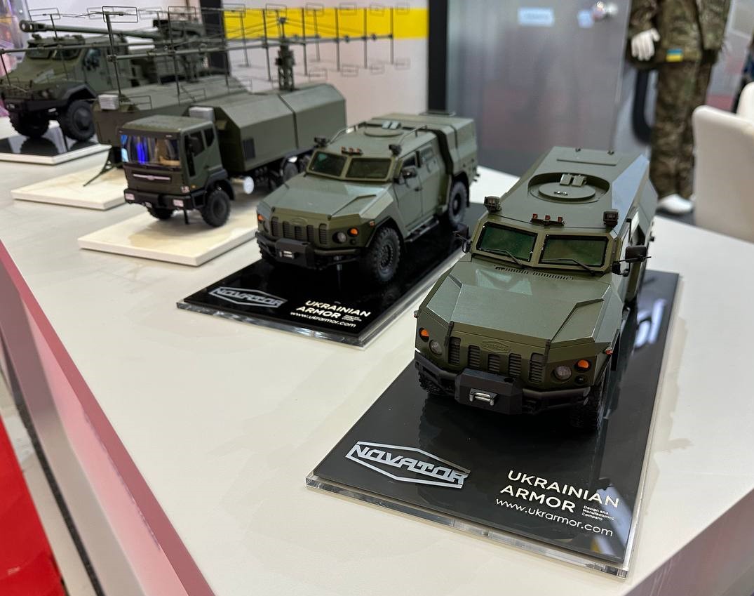 Моделі бронемашин «Новатор» на виставці IDEF. Туреччина. Листопад 2023. Фото: «Українська бронетехніка»