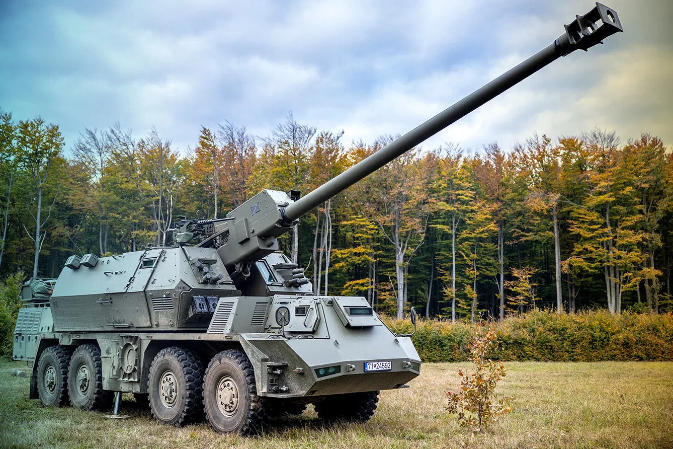 The first Zuzana 2 self-propelled howitzers from three European ...
