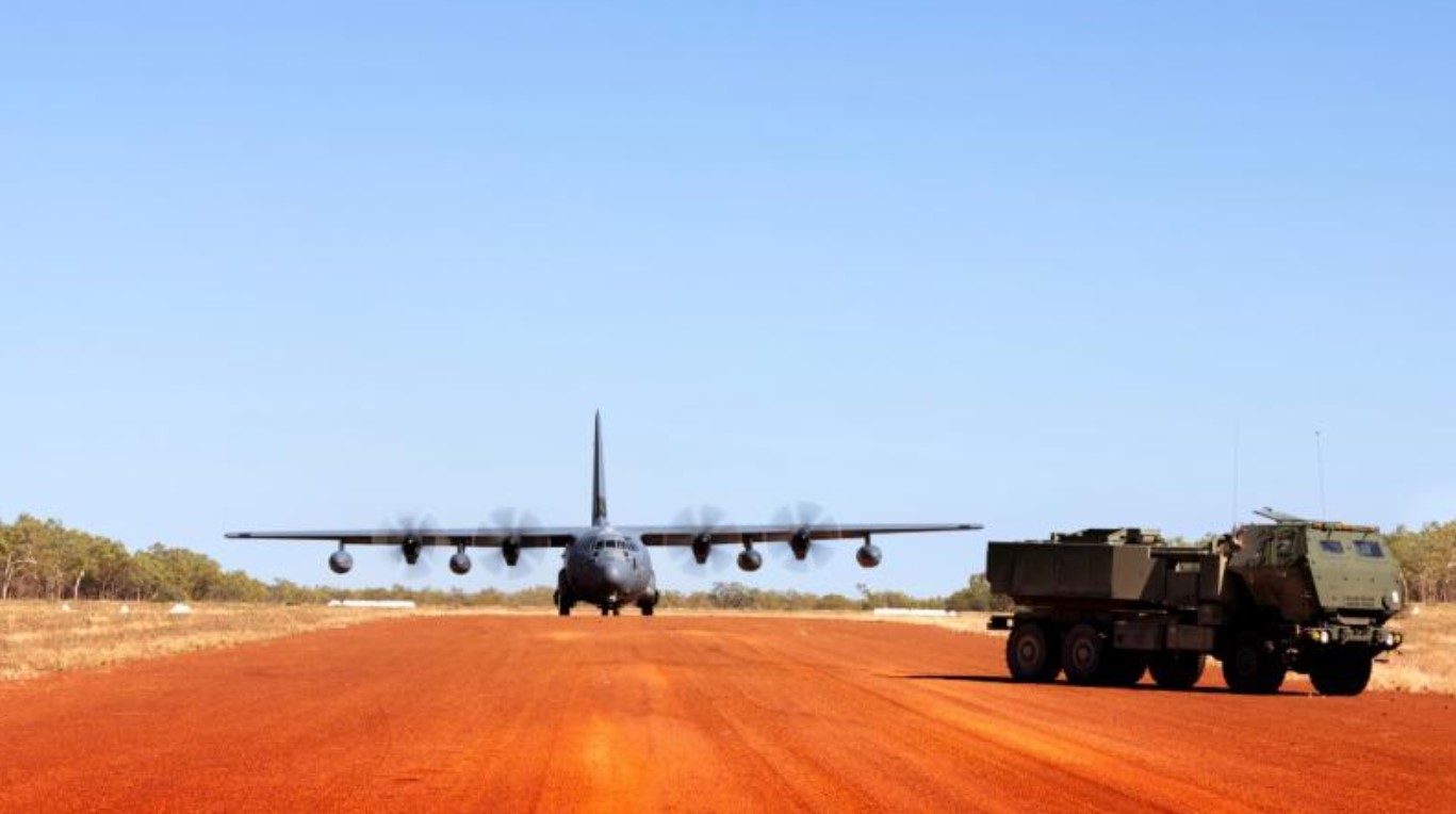 Літак MC-130J Talon та реактивна система M142 HIMARS з ракетою ATACMS. Серпень 2023. Австралія. Фото: Міноборони Австралії