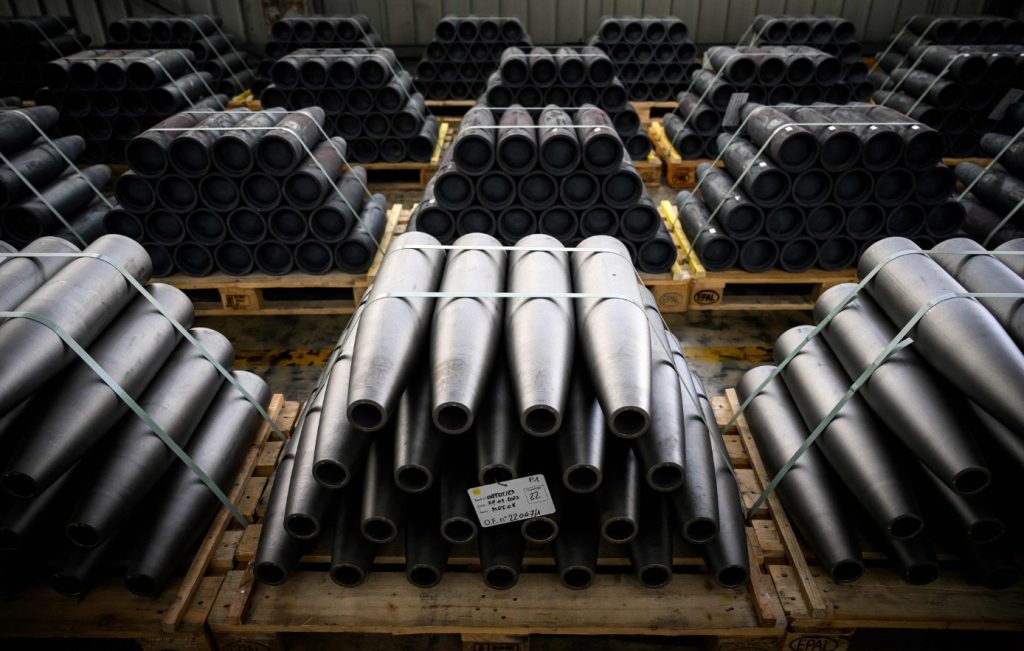 155-мм снаряди у заводському цеху в Тарбі, Франція. Фото: Getty Images