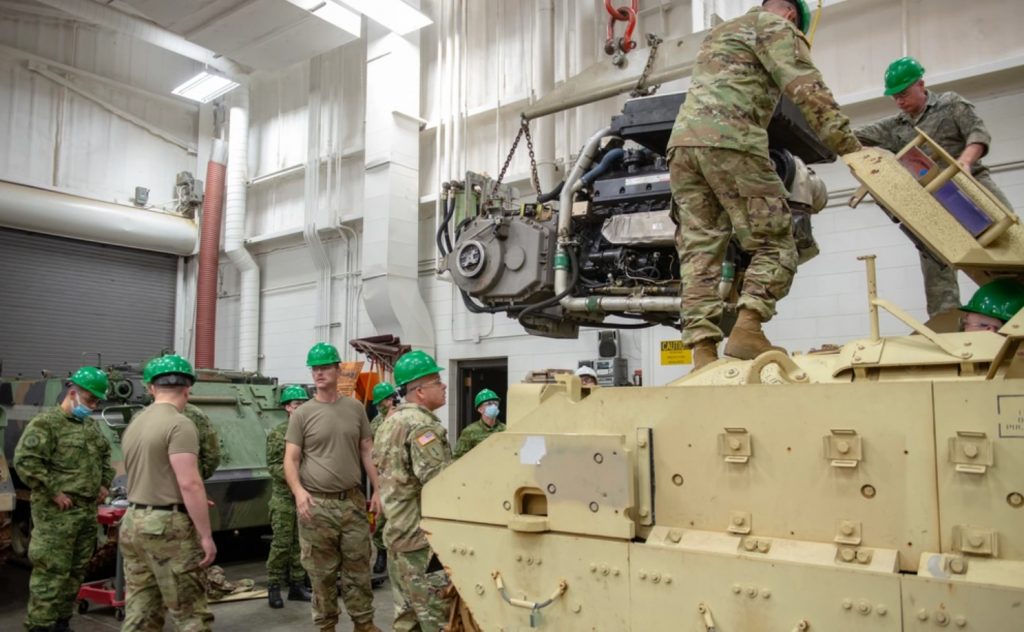 Обслуговування бронемашини M2 Bradley. Фото: Пентагон