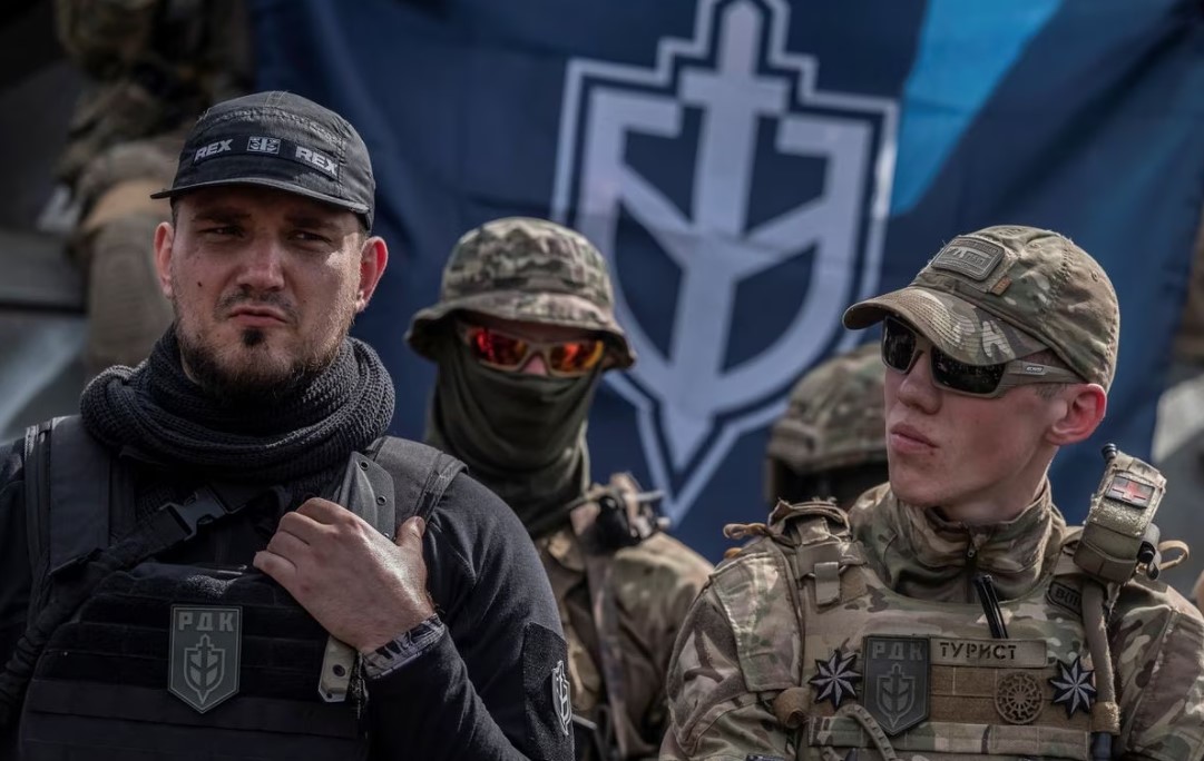 Денис Нікітін, також відомий під позивним «White Rex» (ліворуч). Командир РДК. Фото: REUTERS