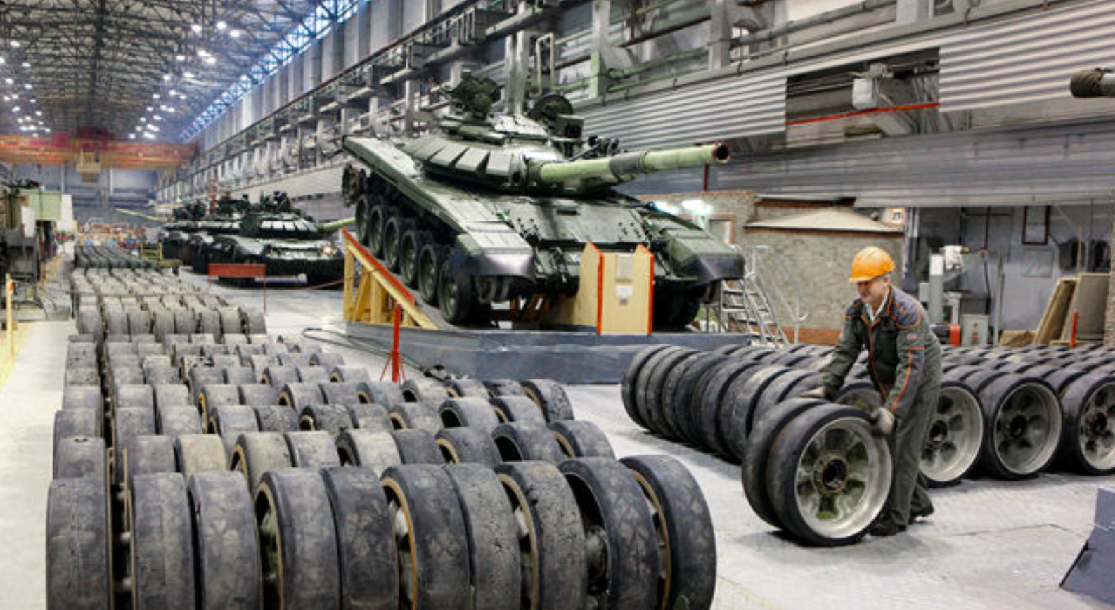 Роботи над танками Т-72Б3 у Росії. Фото: 