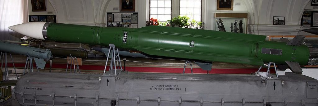 Зенітна ракета 9М38 зенітно-ракетного комплексу "Бук" у Санкт-Петербурзькому музеї артилерії, інженерних військ та військ зв'язку.