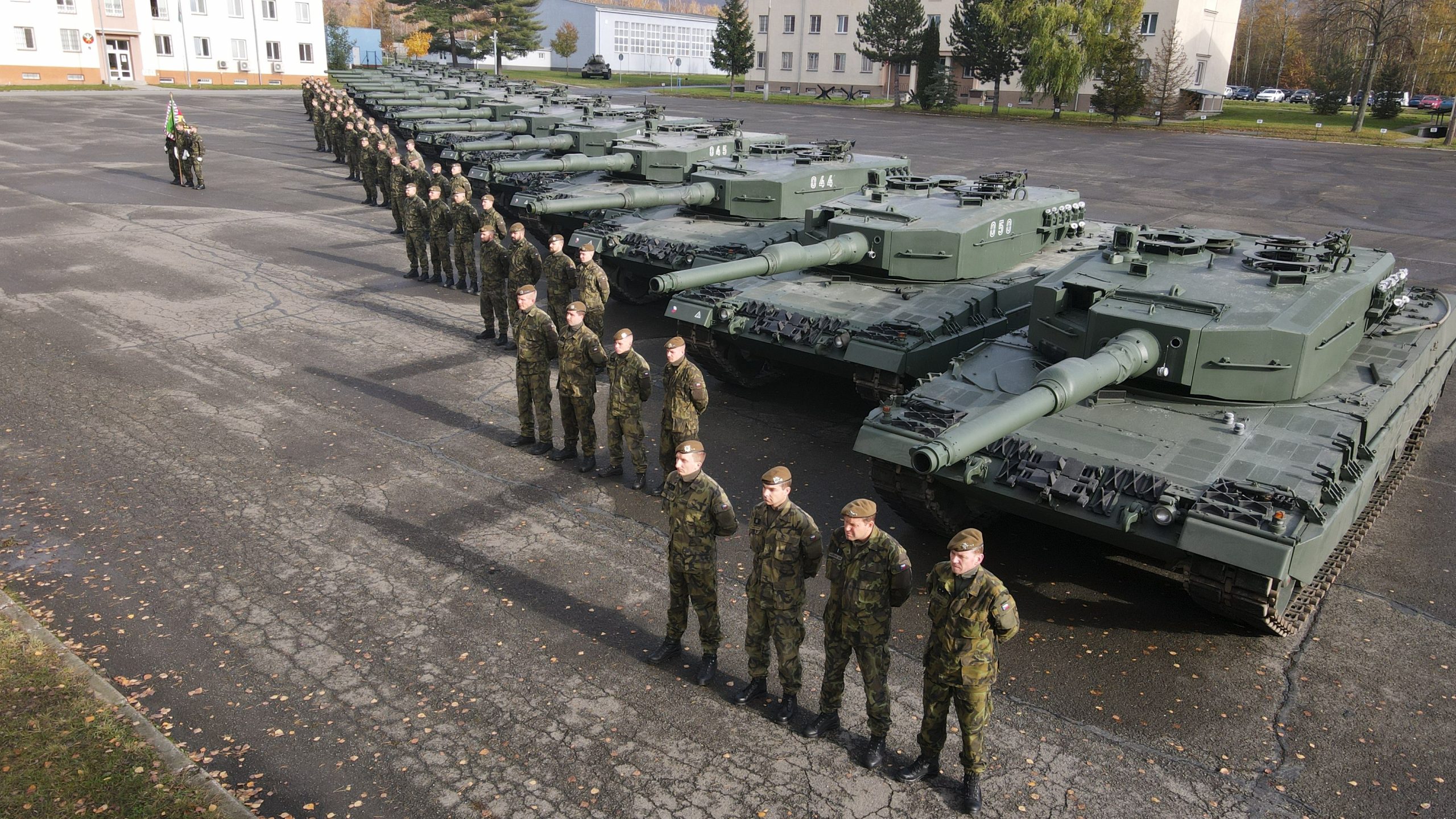 Czech Republic receives 14 Leopard 2A4 tanks from Germany - Militarnyi