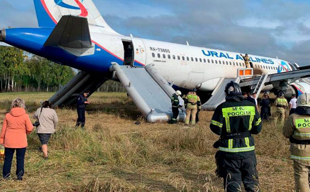 Фото з місця екстреної посадки пасажирського літака в наслідок відмови систем, Новосибірськ, 12 вересня 2023 року.