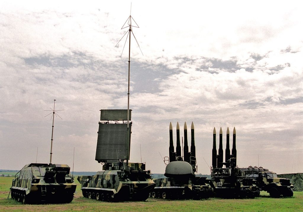 Склад дивізіону "Бук-М1" зліва-направо: командний пункт 9С470М1, станція виявлення цілей 9С18, самохідна вогнева установка 9А310М1 та пуско-заряджальна установка 9А39М1.