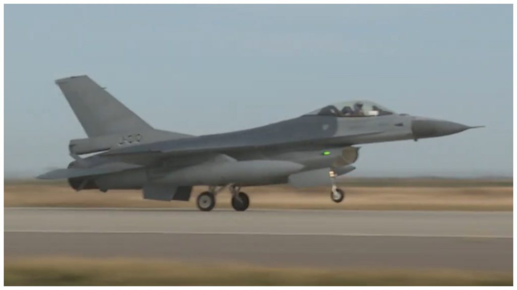 Винищувач F-16AM J-010 Повітряних сил Нідерландів у Румунії. Листопад 2023. Кадр з відео Valahia News