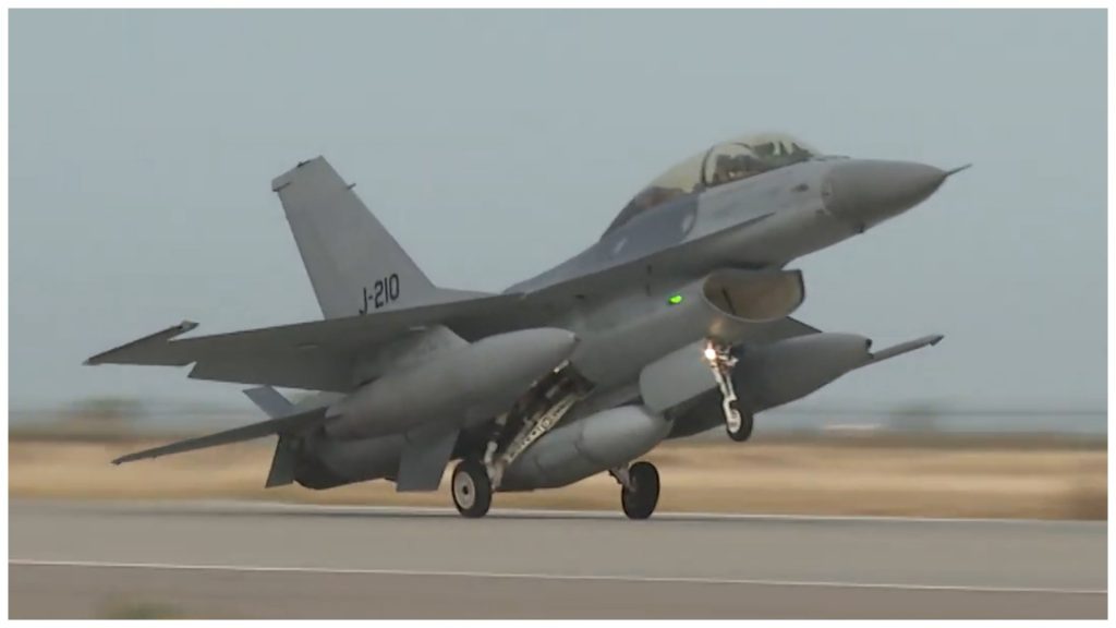 Винищувач F-16BM J-210 Повітряних сил Нідерландів у Румунії. Листопад 2023. Кадр з відео Valahia News