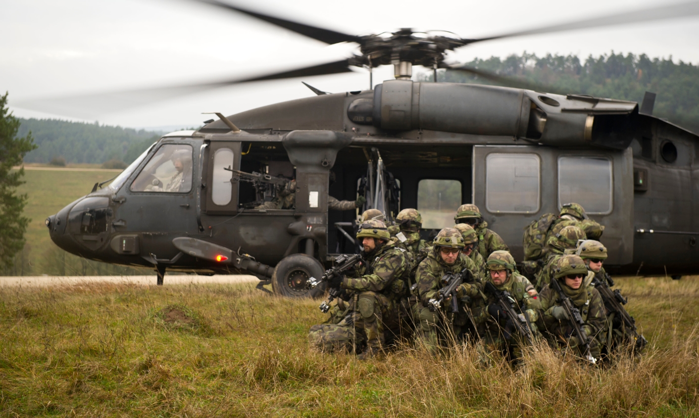 Гелікоптер UH-60 Black Hawk США та чеські військові. 2013 рік. Фото: SSG Caleb Barrieau