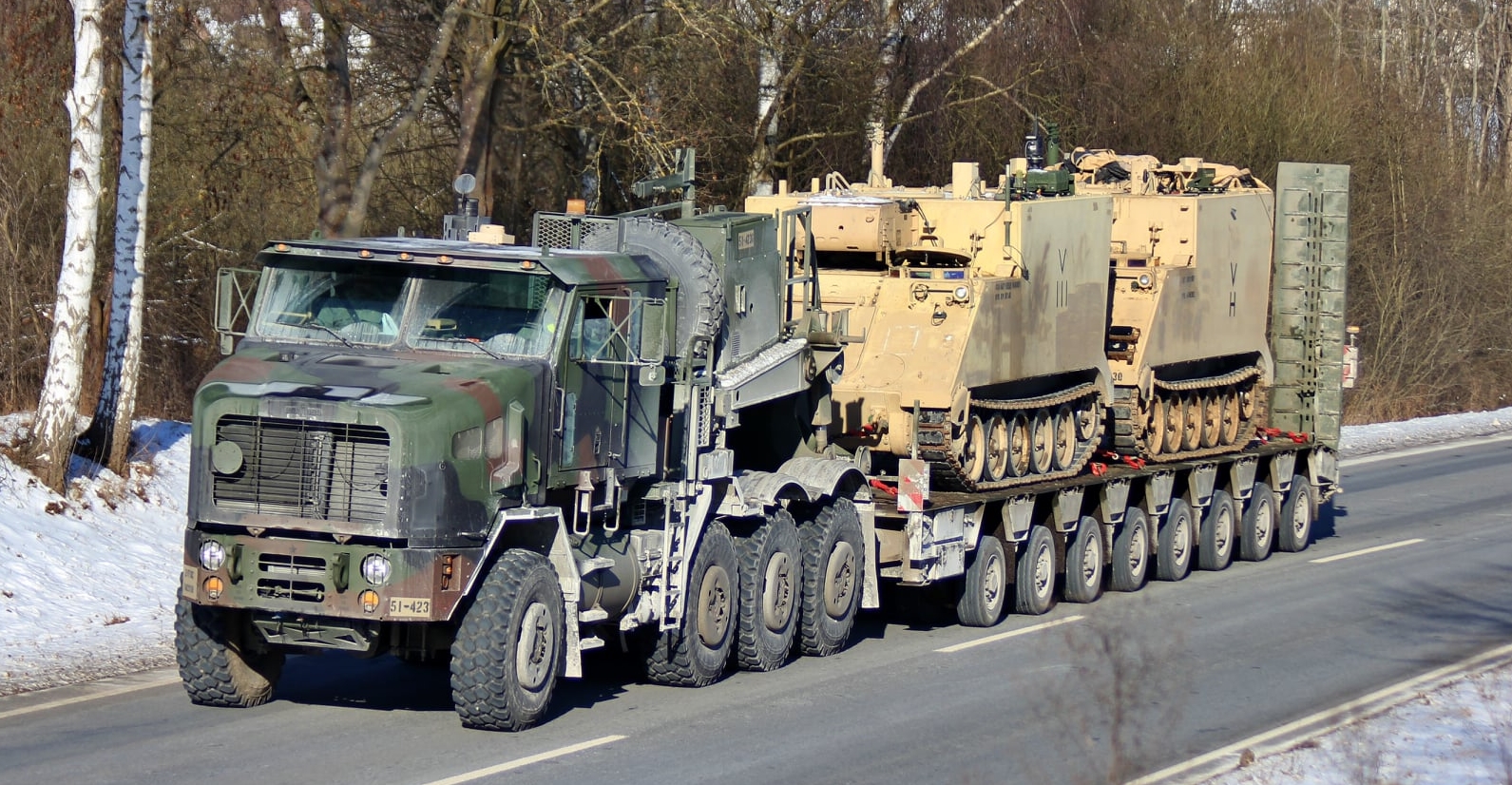 Тягач M1300 Oshkosh Enhanced Heavy Equipment Transporter (EHET) армії США. Фото: Armored Pictures Germany