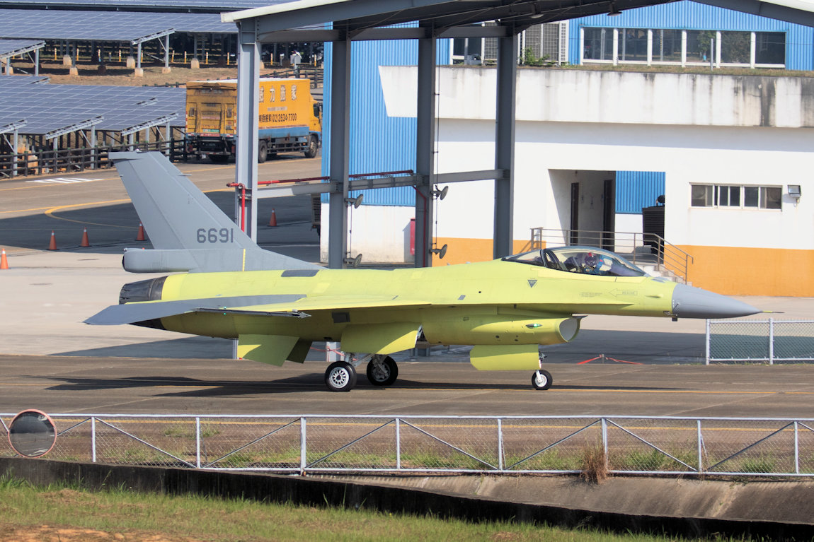 Одномісний винищувач F-16V із номером 6691 Повітряних сил Китайської Республіки під час випробувань. Листопад 2023. Тайвань. Фото: Tsungfang Tsai