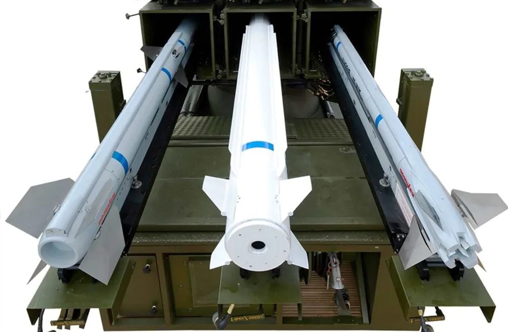 Пускова установка NASAMS III з ракетами AIM-120D, AMRAAM-ER та AIM-9X.