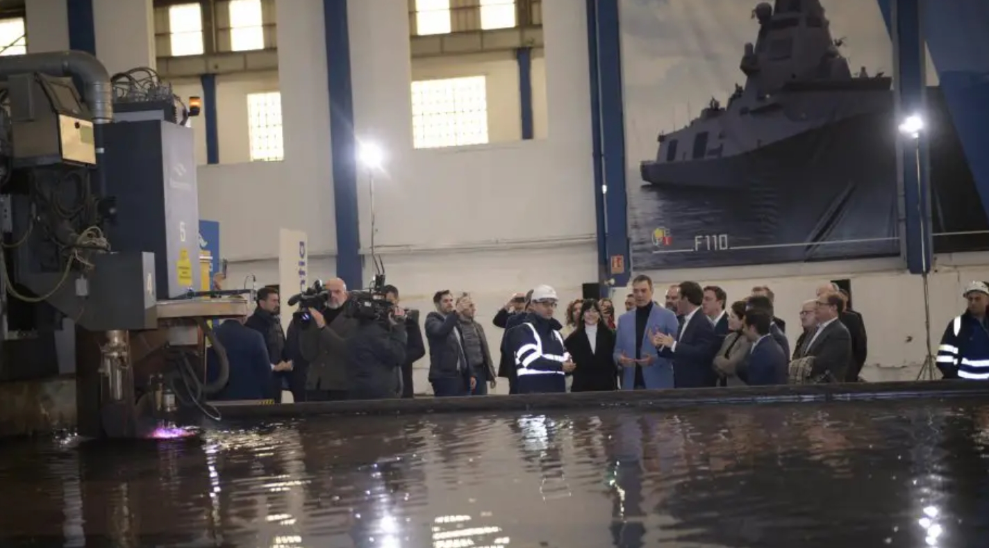 Голова уряду Іспанії Педро Санчес на церемонії різання сталі для другого фрегата класу F-110. Грудень 2023. Іспанія. Фото: Navantia