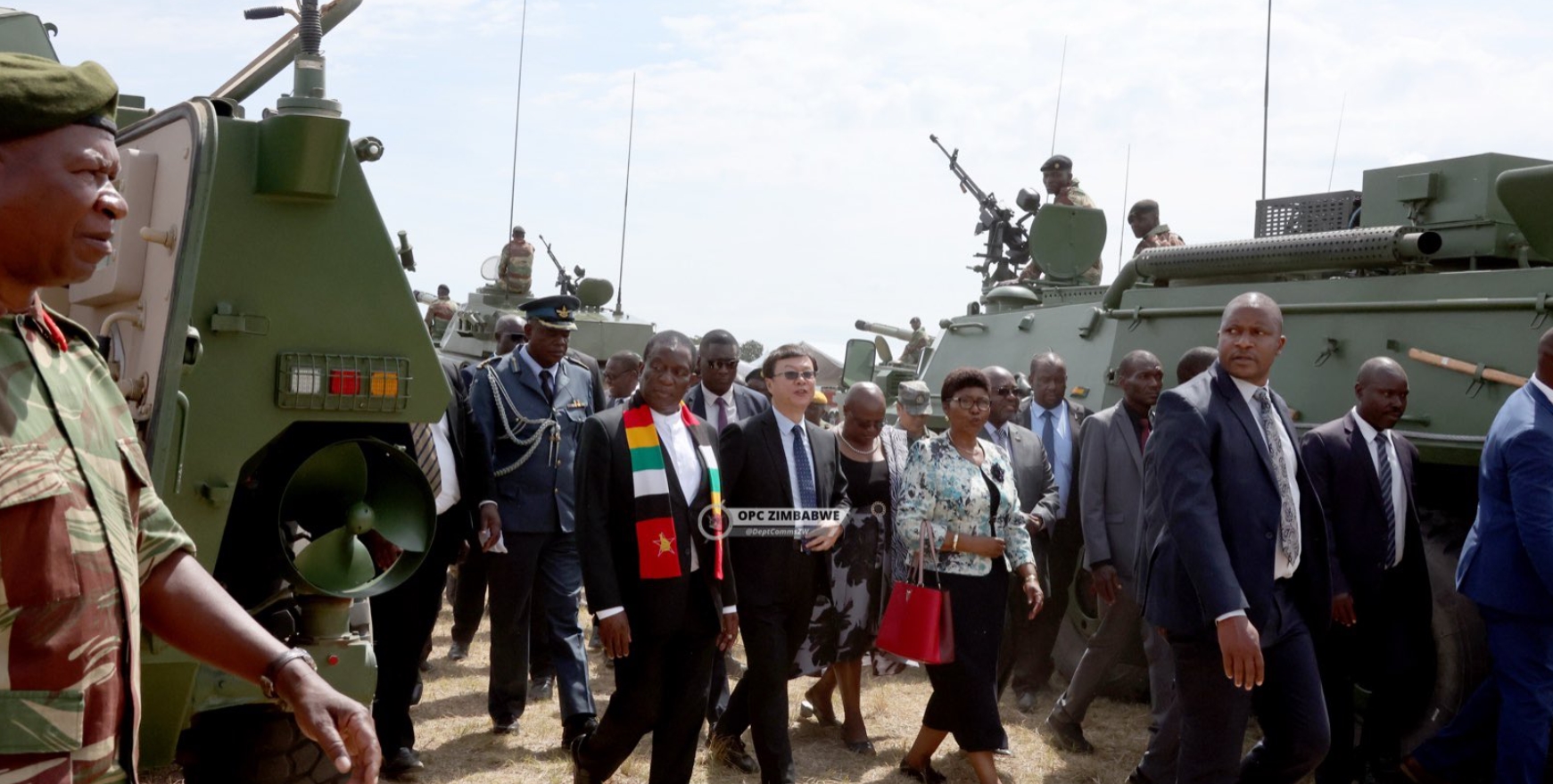 Представники КНР на церемонії передачі зброї армії Зімбабве. Грудень 2023. Африка. Фото: @DeptCommsZW