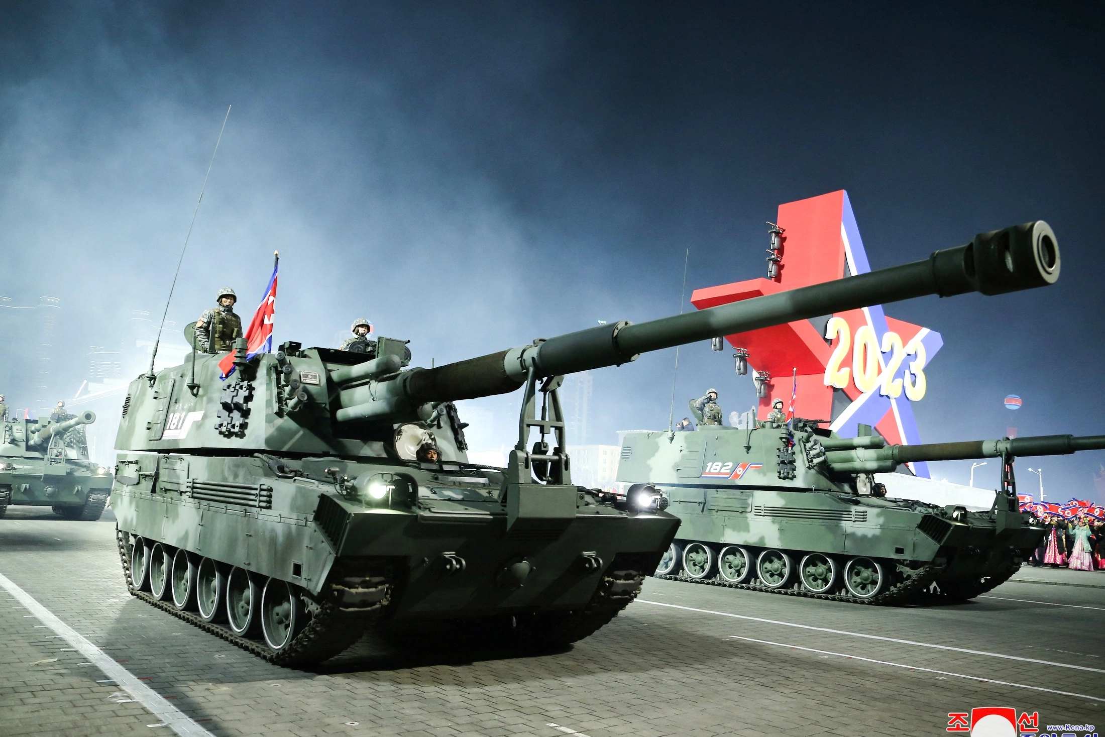 Новый танк северной кореи. Парад КНДР 2023. М-2018 САУ КНДР. Военный парад в Северной Корее 2023. 152 Мм САУ M-2018 Северной Кореи.