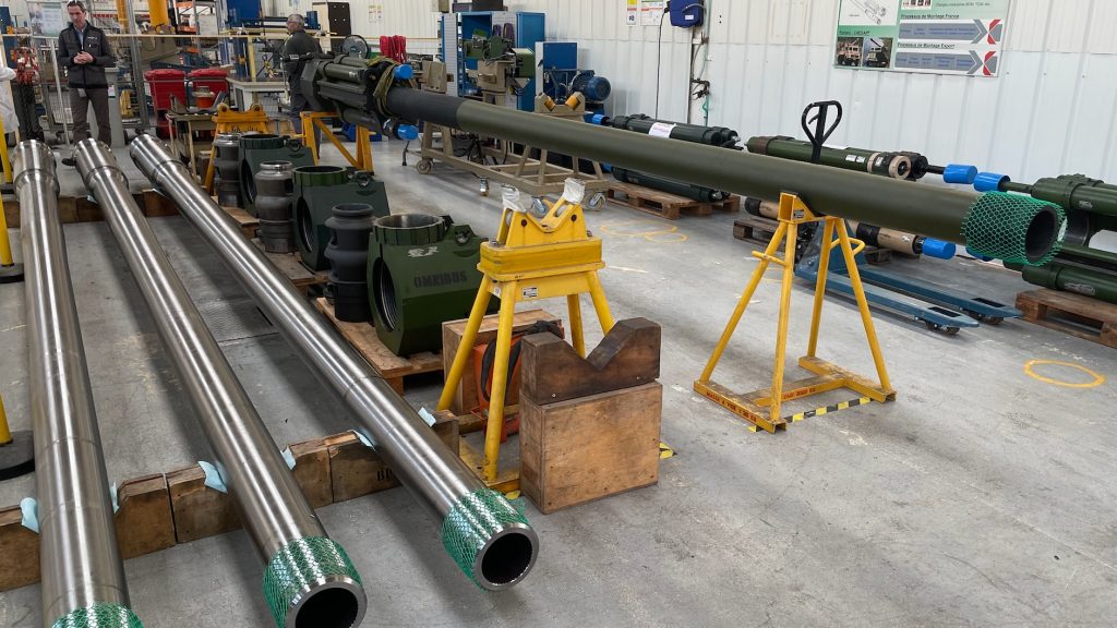 Виробництво 155 мм артилерійських стволів для гаубиць Caesar на потужностях Nexter. Фото: Anthony THOMAS-TROPHIME