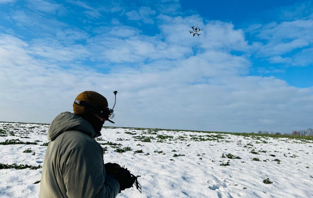 Боєць протитанкового батальйону 3 ОШБр пілотує ударний FPV-дрон. Фото: t.me/ptb_3ab
