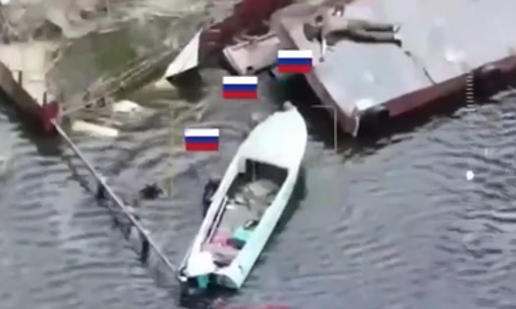 Російські військові, які не змогли завести цивільний човен та були потім ліквідовані українським силами. 2023 рік