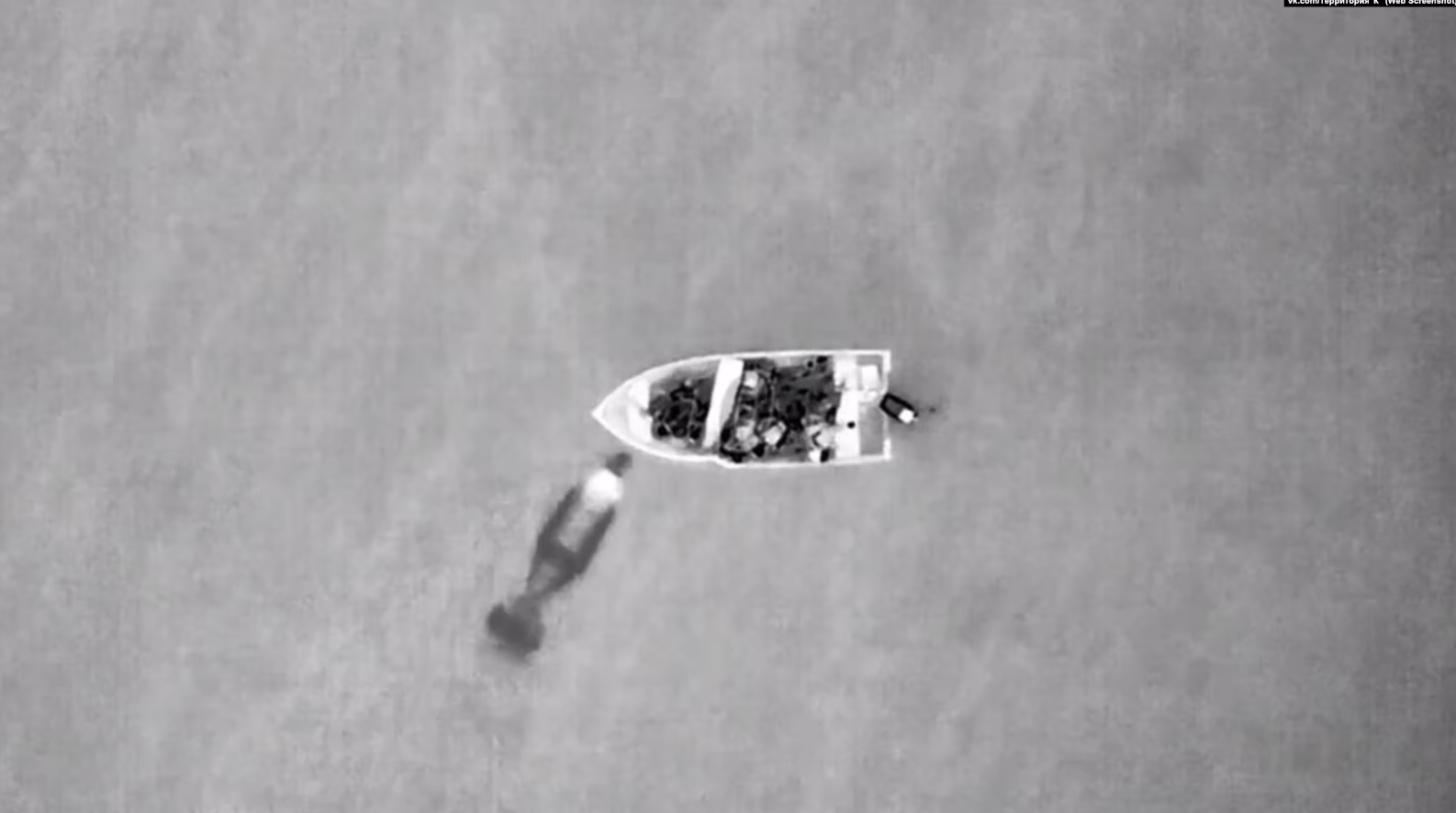 Російські окупанти скидають з дрона вибуховий засіб на човен українських військових на Херсонщині