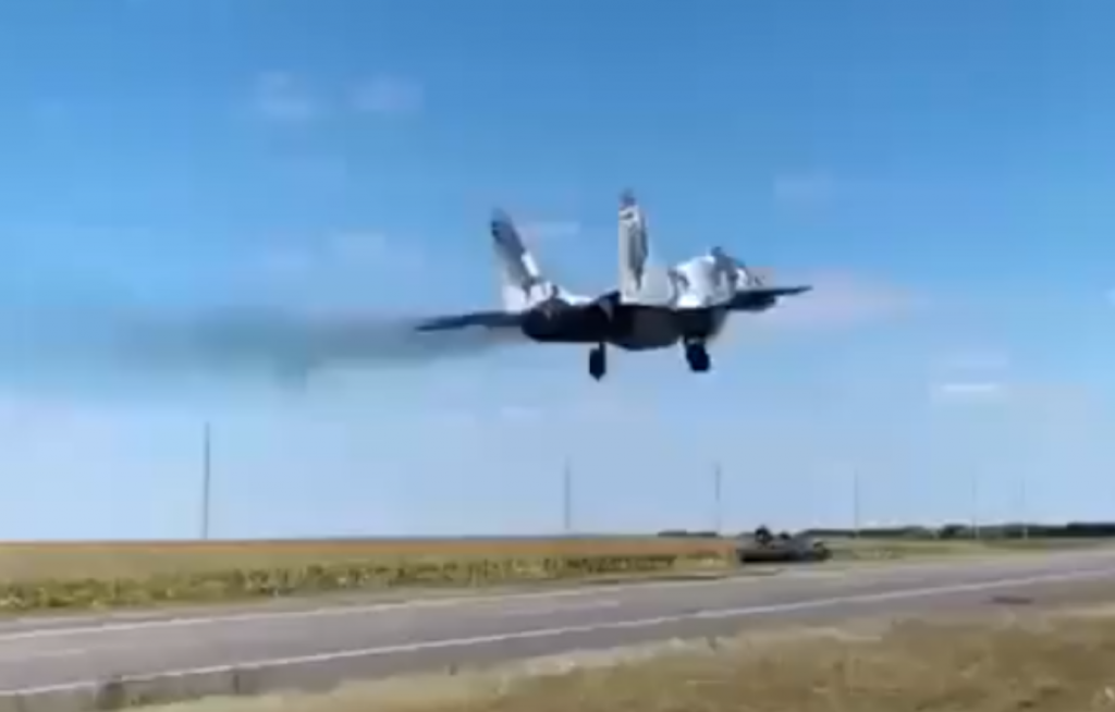 Посадка українського винищувача МиГ-29 на автомобільній дорозі, вересень 2022 року.