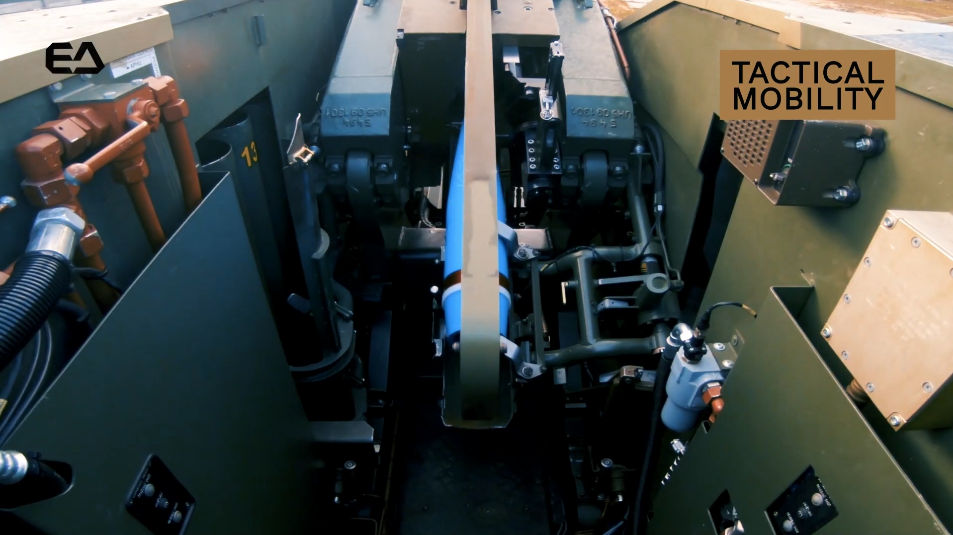 Автоматизована система заряджання снарядів самохідної артилерійської установки DITA. Кадр з відео: Excalibur Army